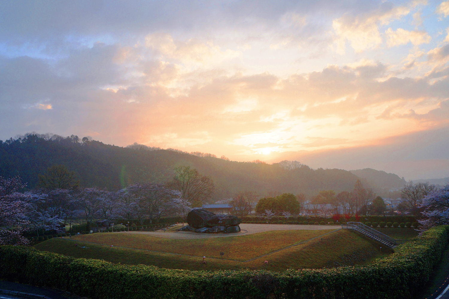 夕陽餘暉下的石舞台古墳