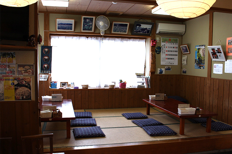 店內設有榻榻米座位和桌子座位，營造出舒適的空間