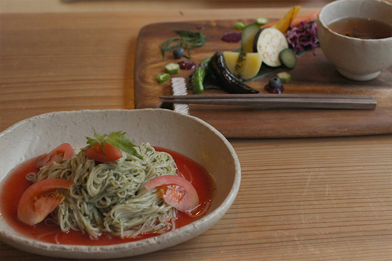 午餐菜單之一的「番茄紫蘇雙色葛素麵」JPY1512