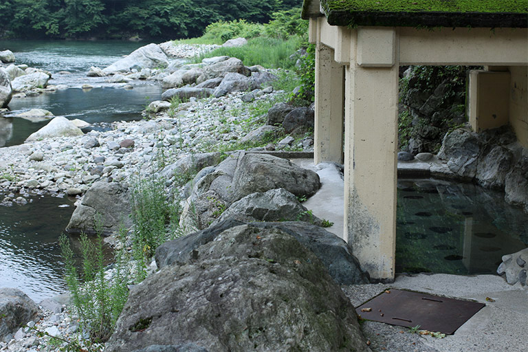 一個混合浴露露天溫泉，讓你能近距離感受河水的潺潺流淌