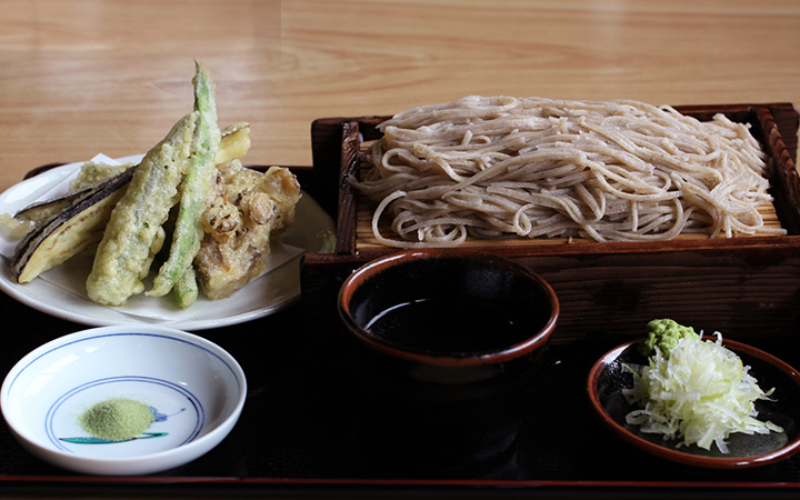 平日限定「森蕎麥麵+迷你天婦羅拼盤」（800日圓）※2018年的資訊