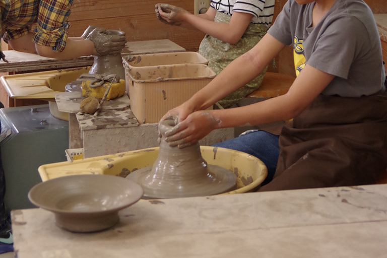 子どもも大人も 益子焼の陶芸体験で ものづくりの楽しさを再発見 みちくさガイド