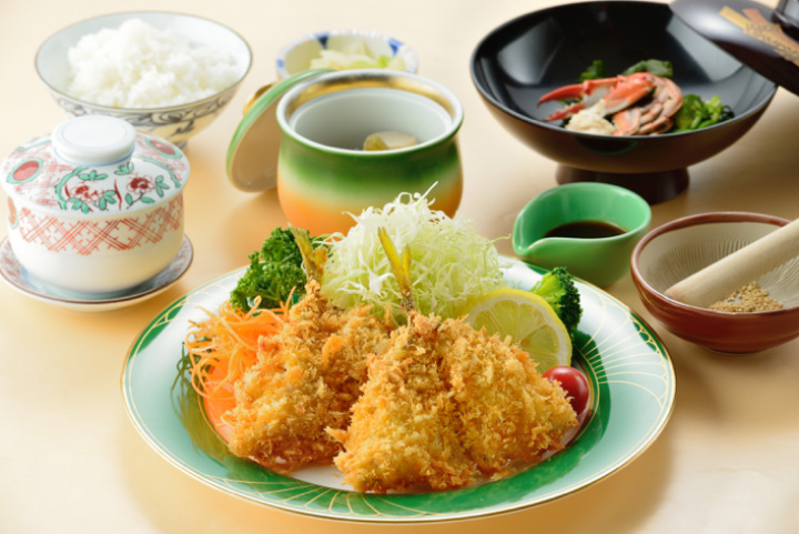 用大鯵魚尾巴製成的「活鯵魚炸定食」JPY2800