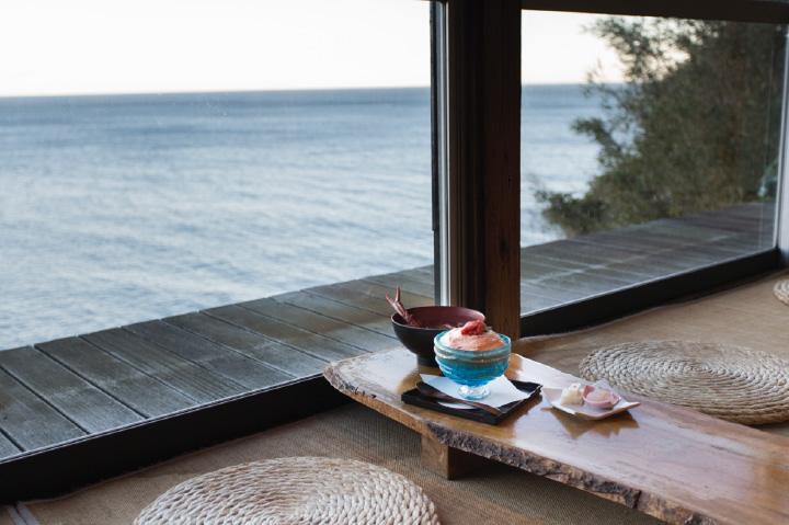 您可以一邊享用午餐，一邊從大窗戶眺望相模海。