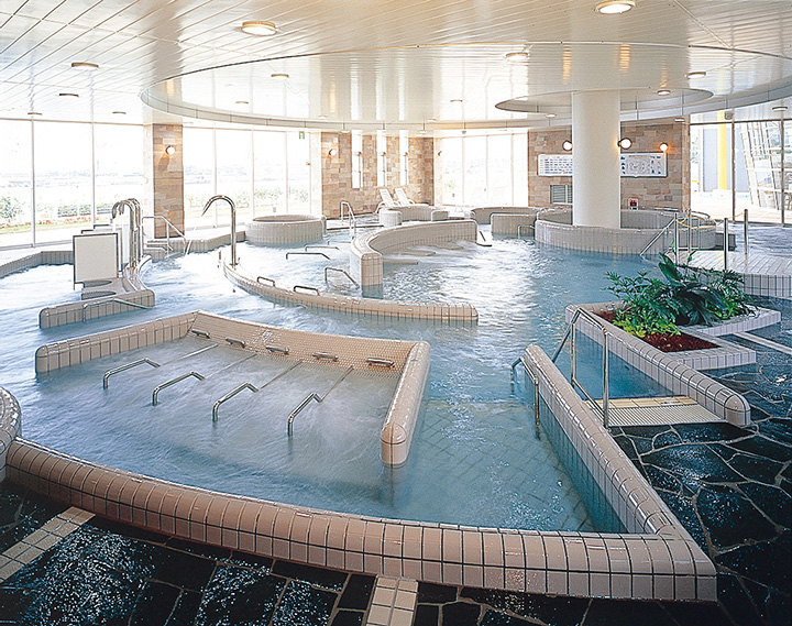 按摩浴缸熱身，放鬆疲憊的身體