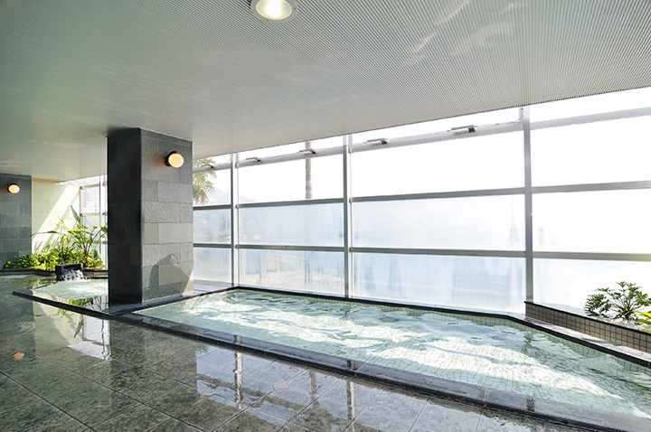 一個大型大浴場，陽光充足，充滿開放感