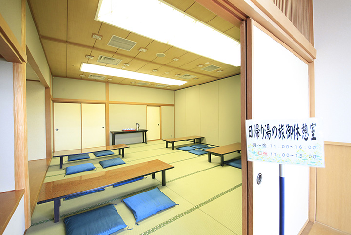 乾淨明亮的一日溫泉休息室