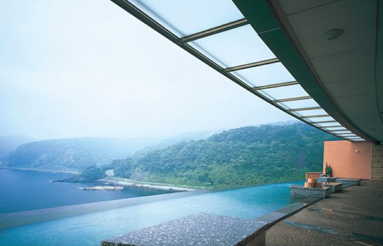 在伊豆和伊東地區享受一日遊溫泉，這裡有許多流動的溫泉。