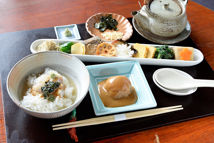 「限定午餐」JPY1380（不含稅），內容根據季節而變化。 照片是「露志南特製鯛茶醃製餐」