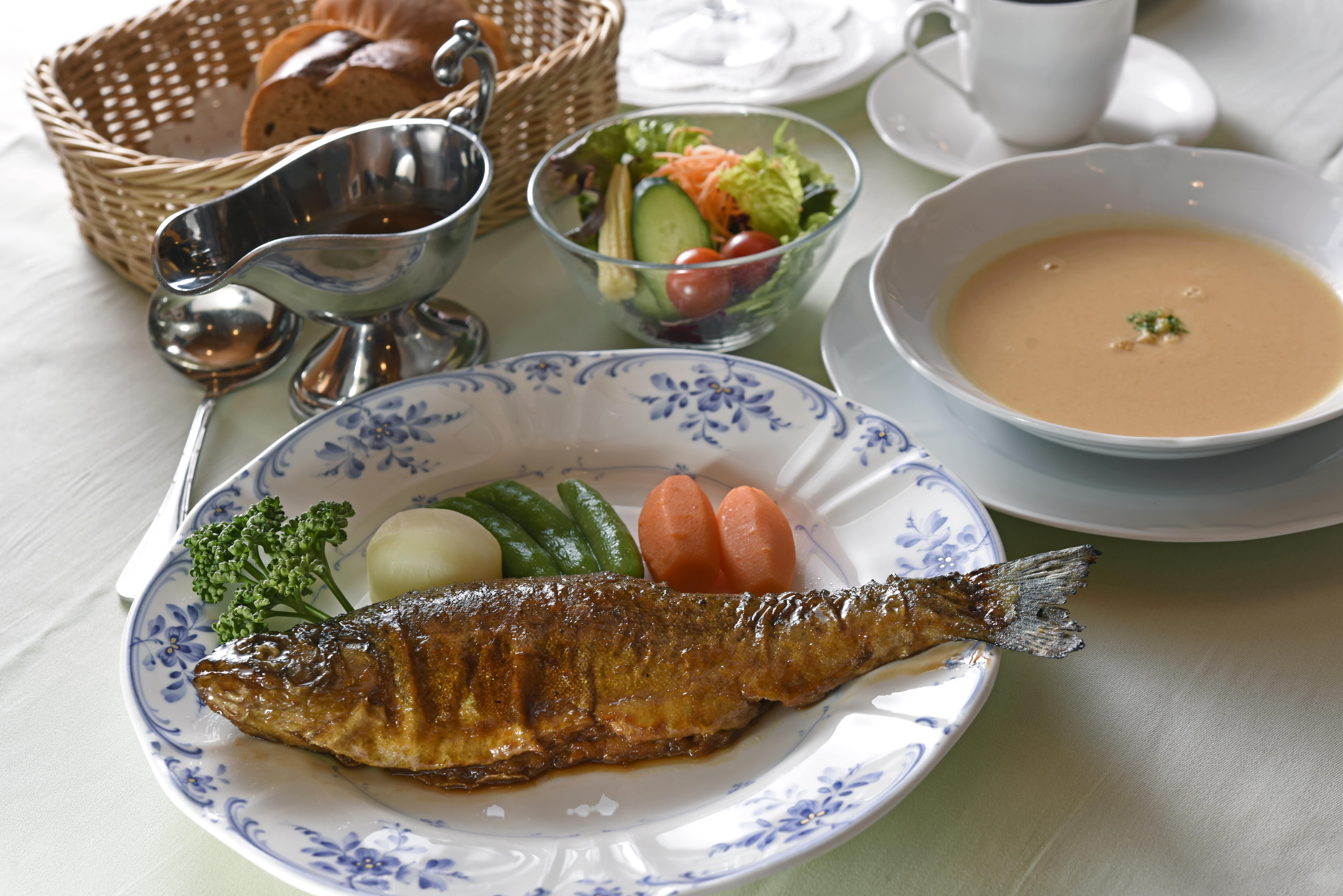 「季節限定午餐」JPY5000~。 湯、主菜（可選擇金谷炒虹鱒魚或肉類菜餚）、沙拉、麵包、甜點、咖啡或茶