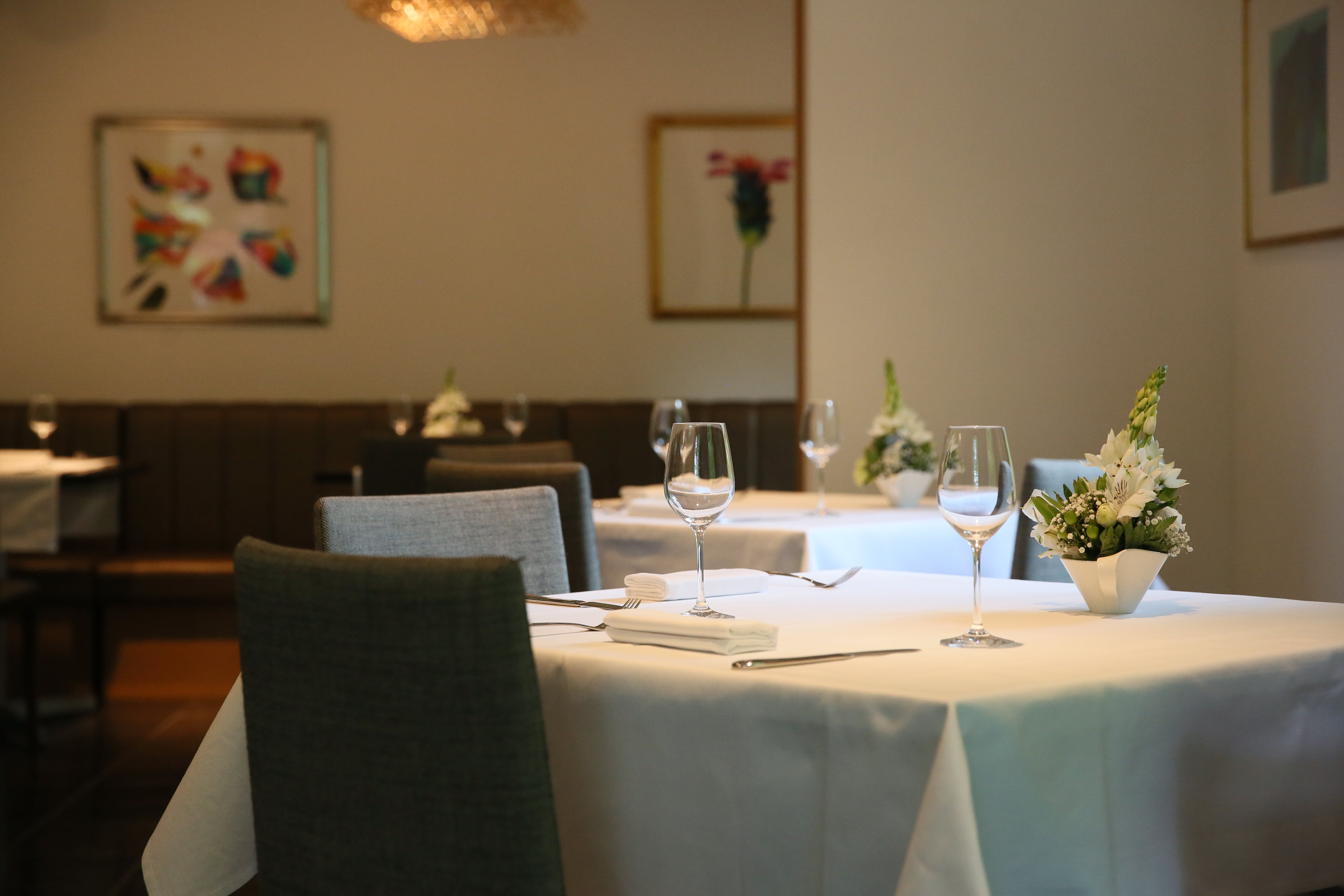 店內裝潢時尚。 從窗外，高原的滴水綠色