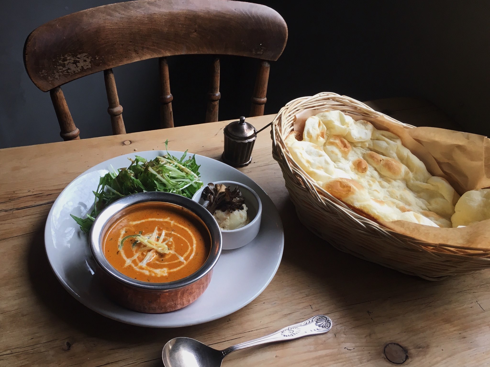 在一套咖哩、馕餅（或薑黃飯）、沙拉和小碗中JPY1985