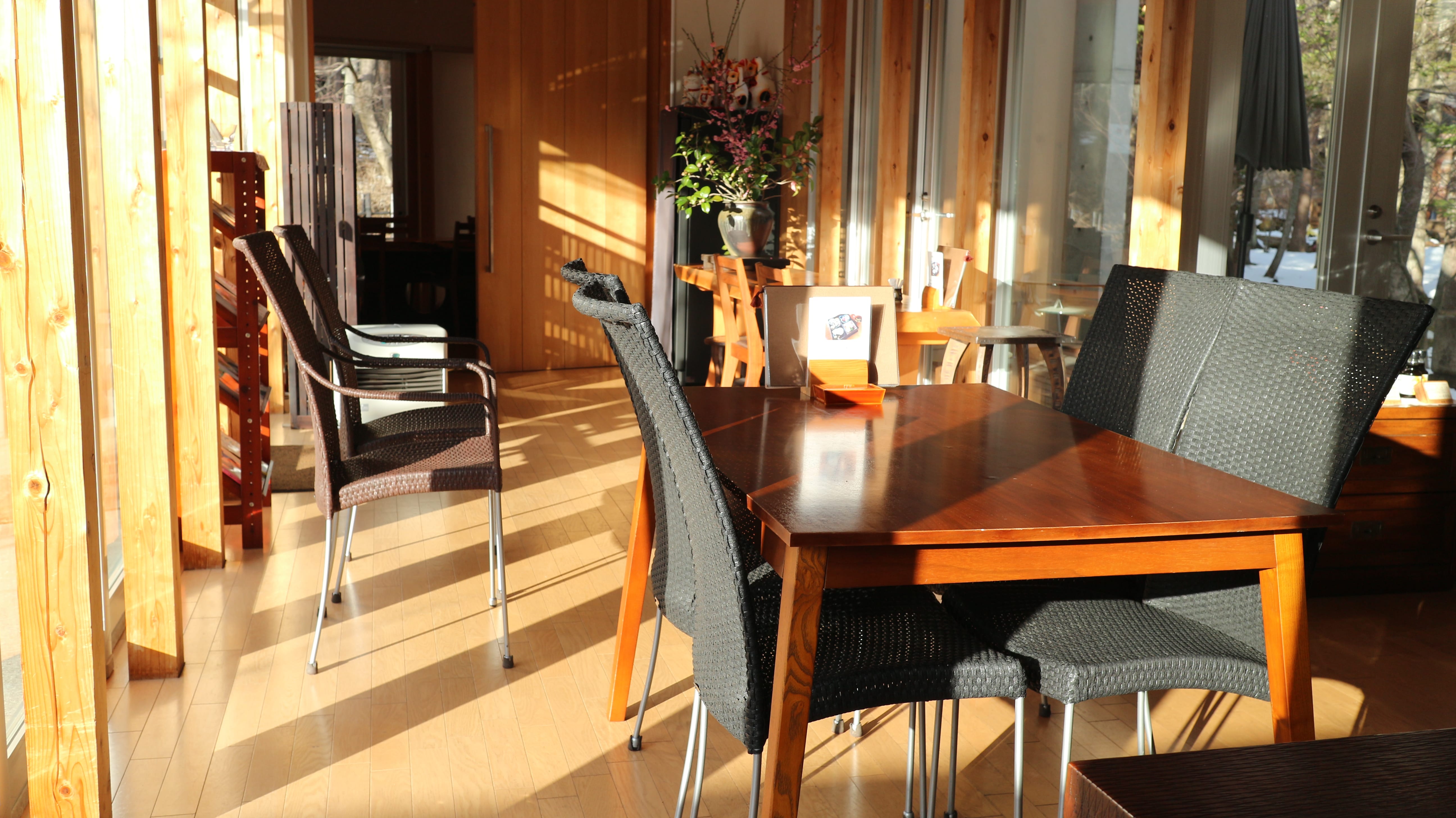 店內窗戶很大，給人一種開放感。