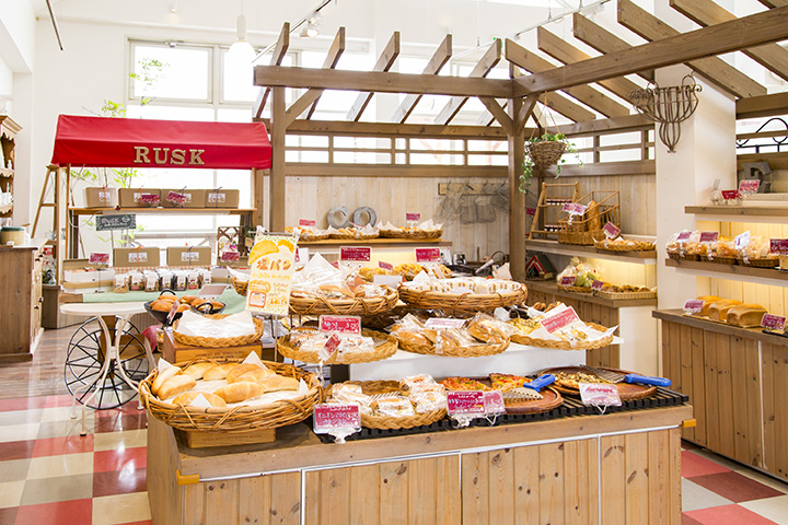 店內光線充足，每天有70~80種麵包擺滿