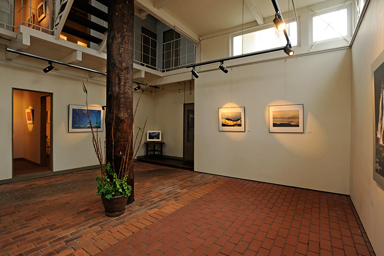 在寬敞的畫廊中展示風景照片