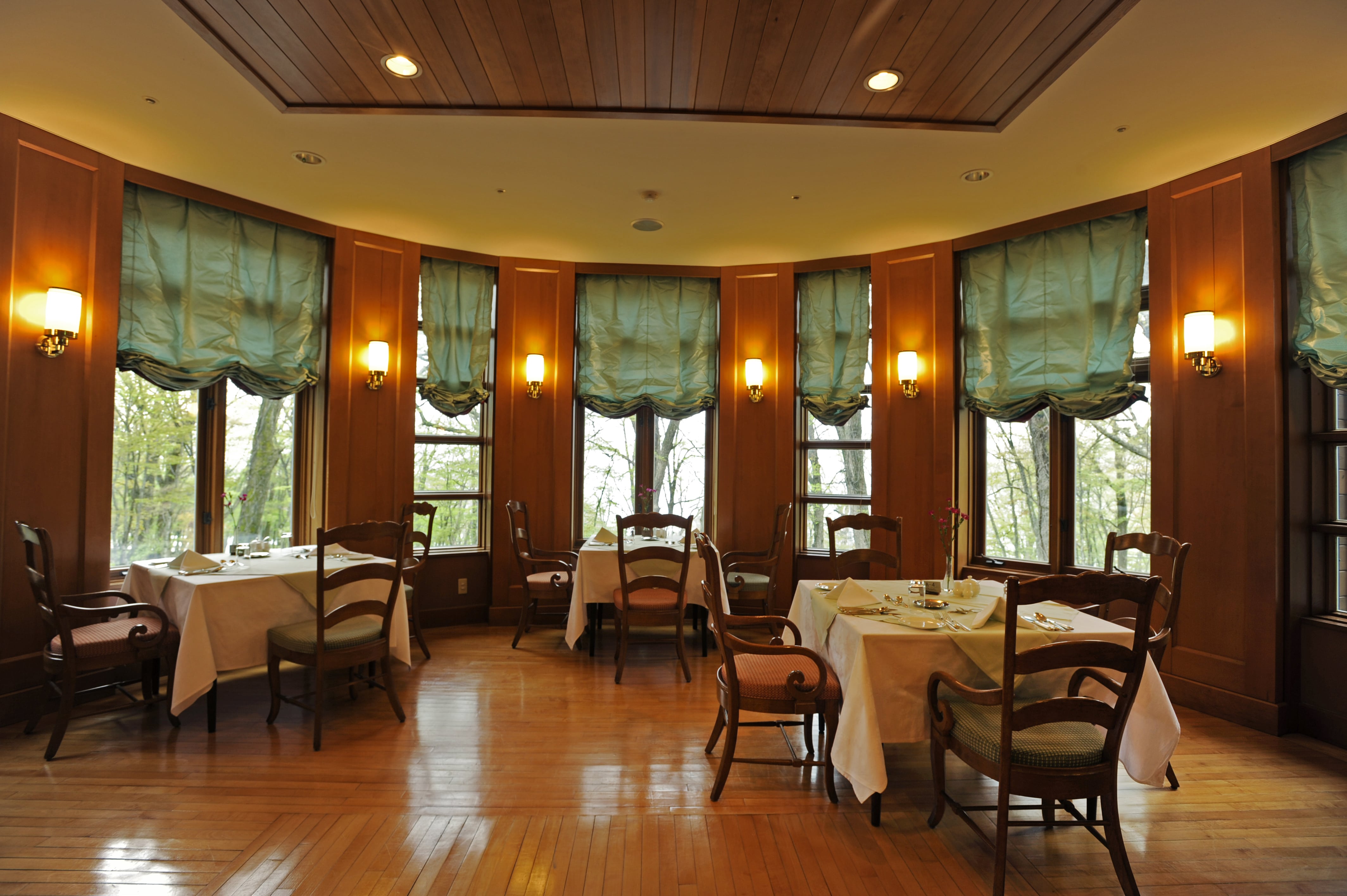 擁有經典而平靜氛圍的餐廳，您可以享受優雅的心情“Mizunara”