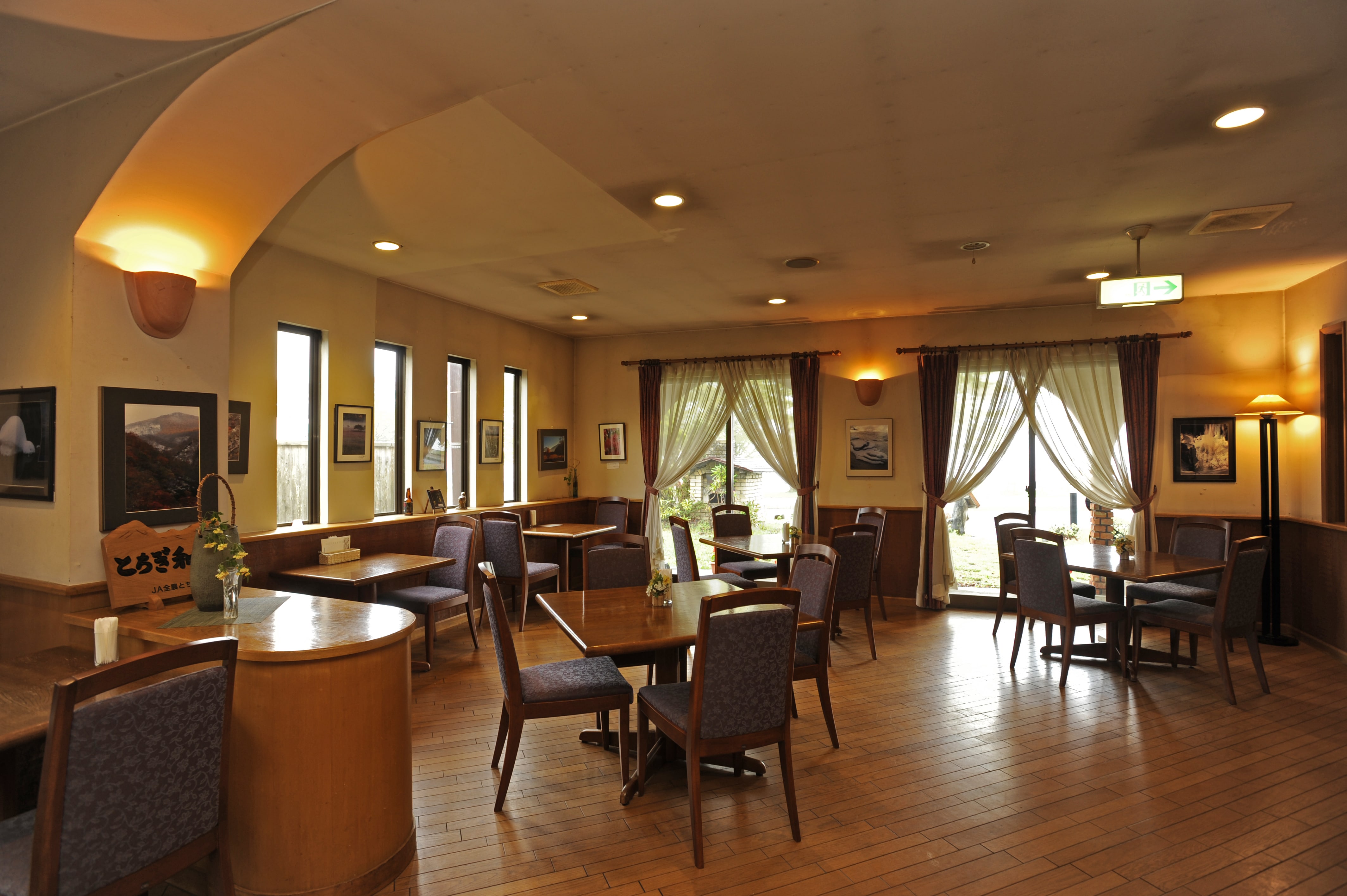 歐式風格的內飾讓人想起別墅文化繁榮的時代，設有壁爐。