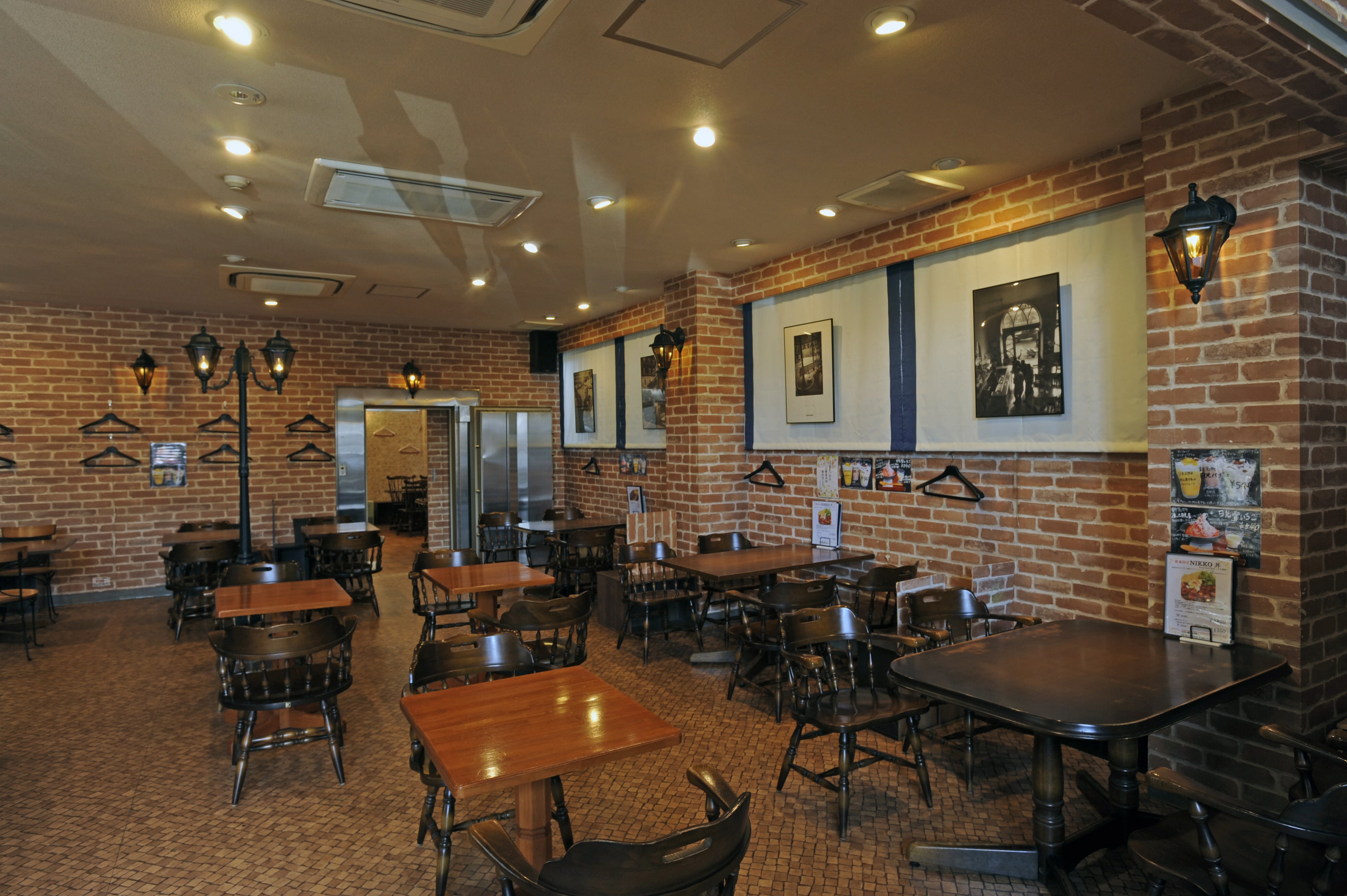 店內裝飾著黑白照片，充滿古典氛圍。