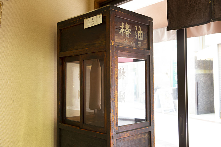 我已經使用了 60 多年的過濾機。 山茶油從裡面掛著的布袋裡滴下來。