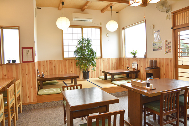 明亮舒適的內飾。 除了桌子座位外，還有一些小座位。