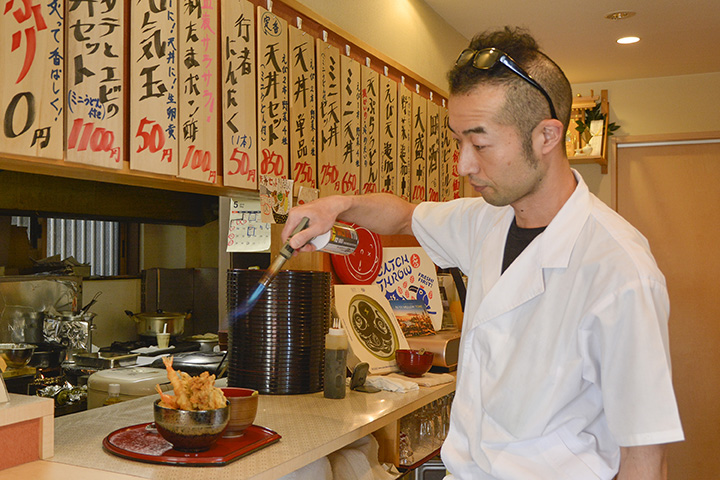 店主用瓦斯爐烹調天丼