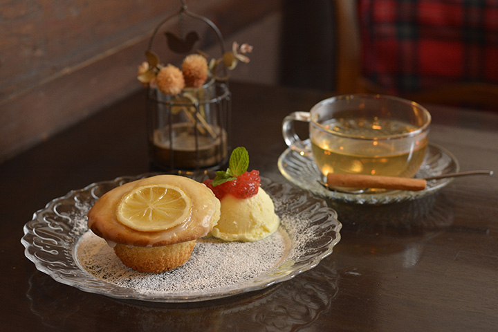 甜點盤 JPY520、特級熱蘋果汁 JPY470