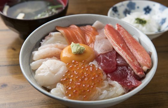 可以品嚐到八戶人氣海鮮蓋飯、早市和市場的餐廳