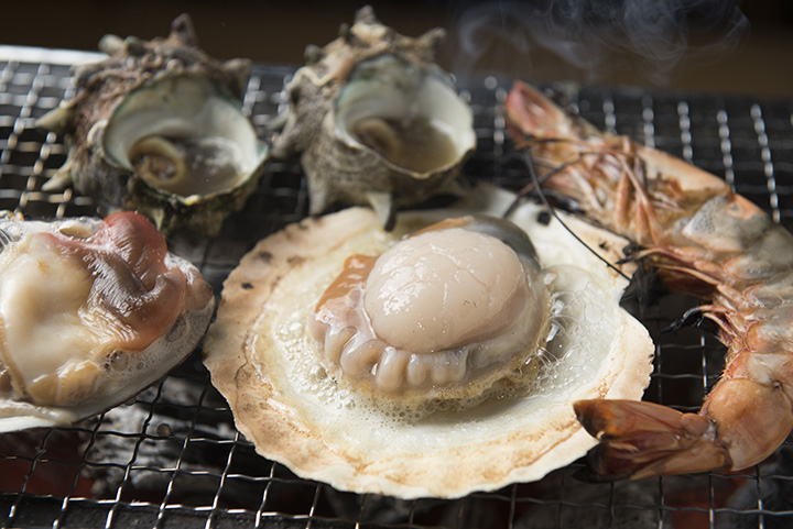 新鮮的海鮮非常美味。 一些鮮魚店還為奇里村提供燒烤套餐