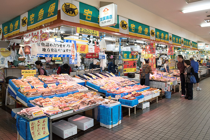 新鮮的魚一字排開。 送貨上門也可以，不用擔心行李的重量，享受購物的樂趣