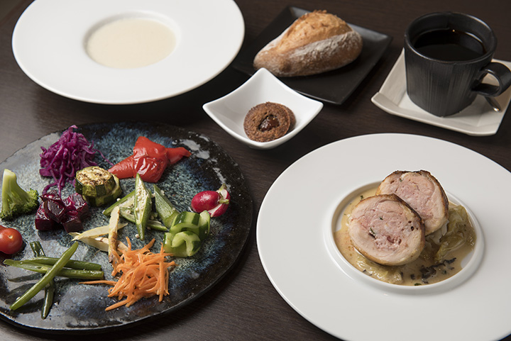 「小酒館午餐套餐」的例子JPY1500。 除了前菜外，肉類菜餚的醬汁也充滿了蔬菜和香草。 照片上的湯是以花椰菜為基底的。