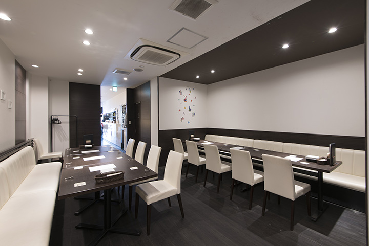 時尚的氛圍。 店內還有一個角落，上面貼著生產者的海報。