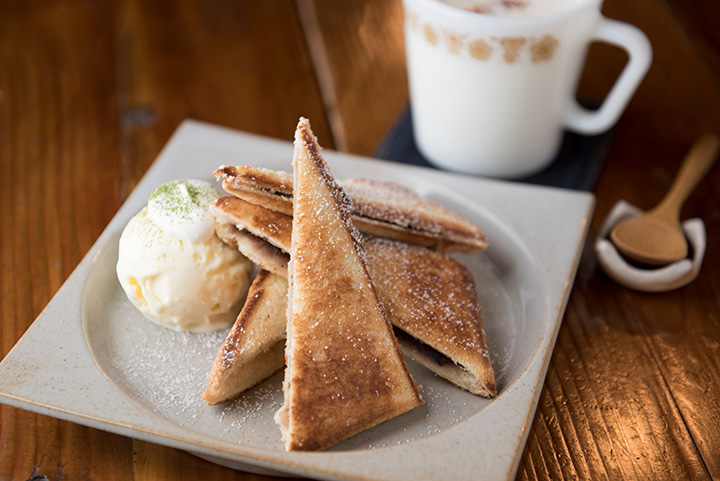 「Hotto Ansando」和「Ginger Milk」各450日圓（未稅）。 熱三明治總共有4個。