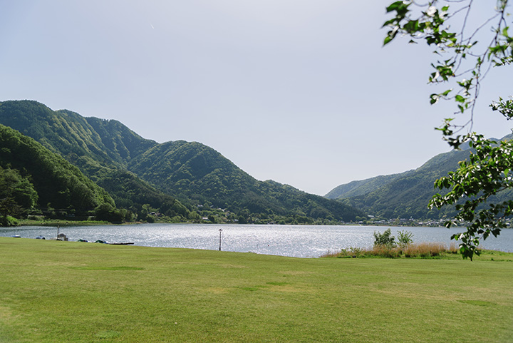 眼前的小海公園是一個受歡迎的休息地點