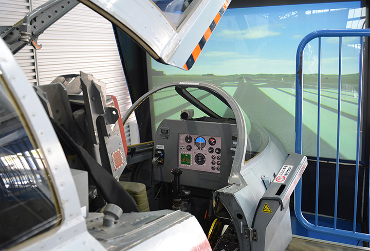 展覽機庫中的飛行模擬器