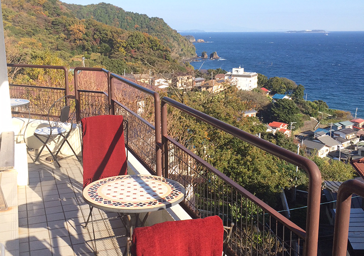 海風吹拂的露台座位