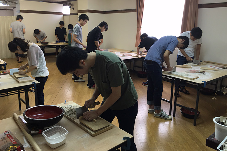 你可以體驗從製作蕎麥麵到切菜煮沸的各種過程。 手工蕎麥麵體驗班（一碗JPY3000，三份）