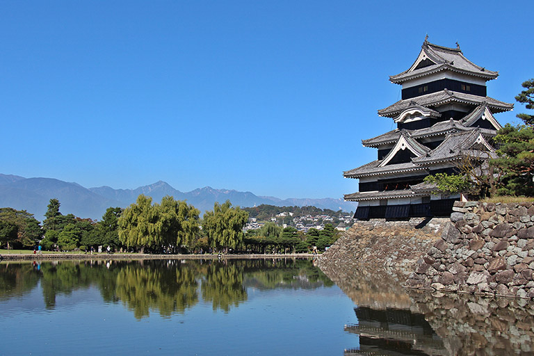 松本城與北阿爾卑斯山景觀（圖片由松本城管理處提供）