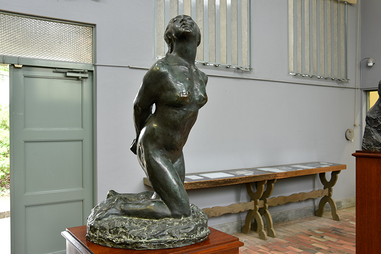 「女」荻原森（六山）