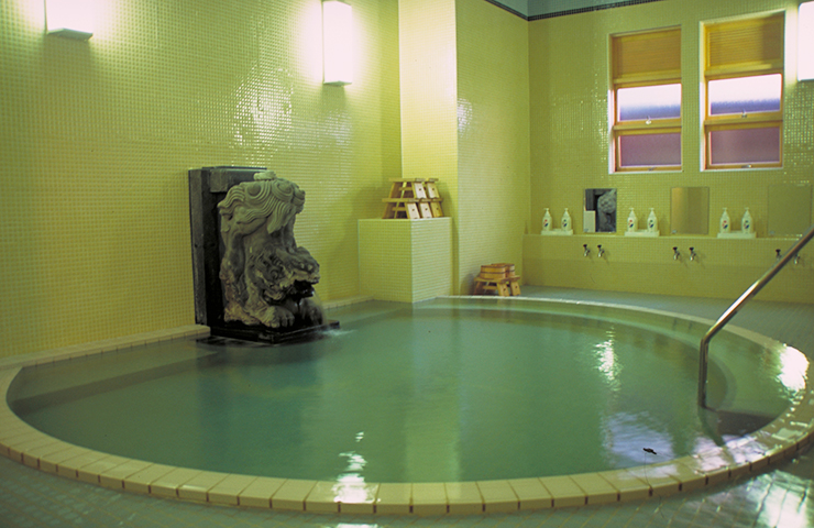 熱水從卡拉獅口中流出，由當地雕塑家森田常作創作（照片由伊東觀光協會提供）