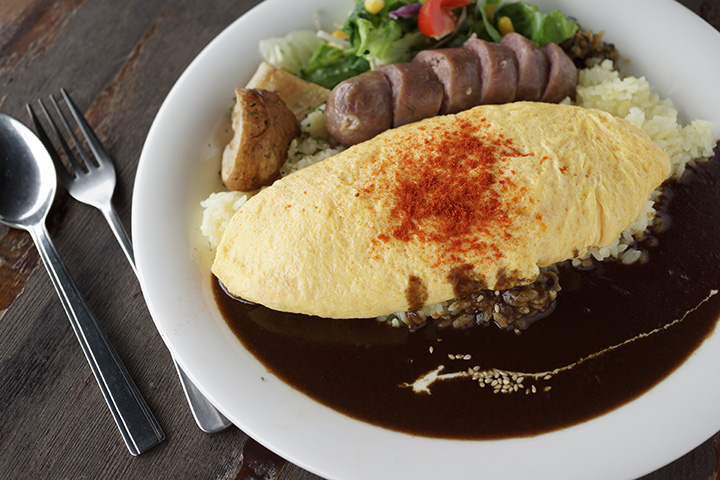 在煎蛋捲中加入自製香腸的煎蛋捲咖哩（JPY1150）+香腸咖哩（JPY1510）