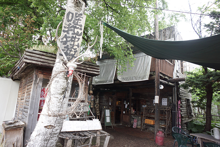 店內充滿了鄉村的味道。 酒店還提供戶外座位。