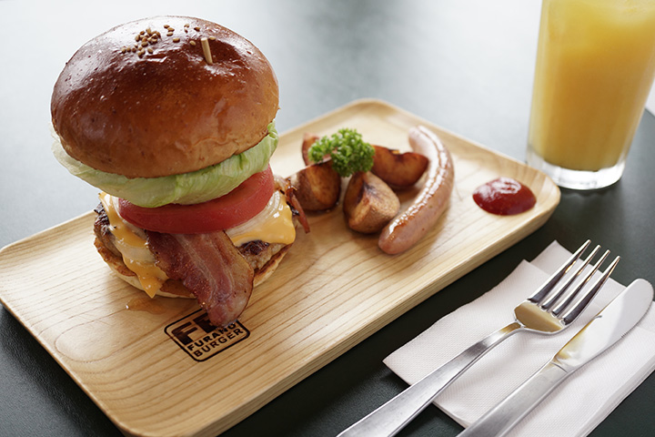 富良野起司漢堡拼盤（JPY1300）配薯條和香腸