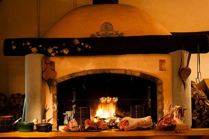 在烹飪肉的同時調整柴火的量和距離是一種工藝