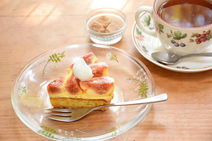 無花果撻 650日圓、茶 550日圓