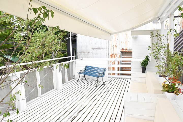 露台上擺放著沙發和長凳