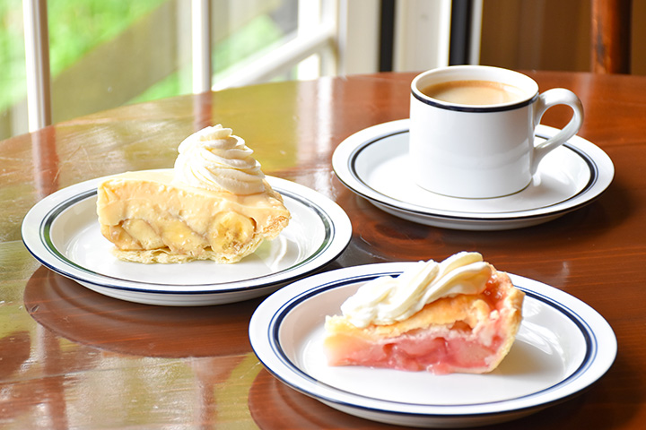 新鮮桃子派 750日圓、香蕉奶油派 550日圓、咖啡 500日圓