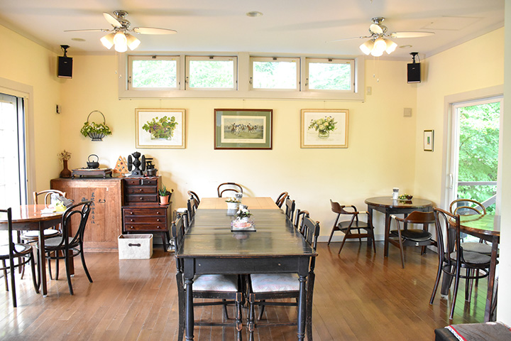 還提供舒適的木甲板露台座位。