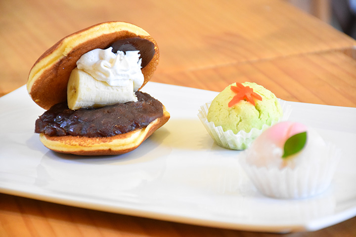 巧克力香蕉銅鑼燒 300日圓、和菓子桃子和紅蜻蜓各200日圓（夏季特賣）