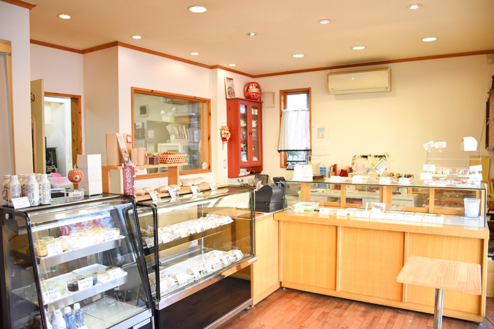 櫥窗裡擺滿了「銅鑼燒」和和菓子。