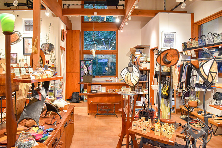 藝術家的木鐵家具、手錶、手工編織的針織品和包包